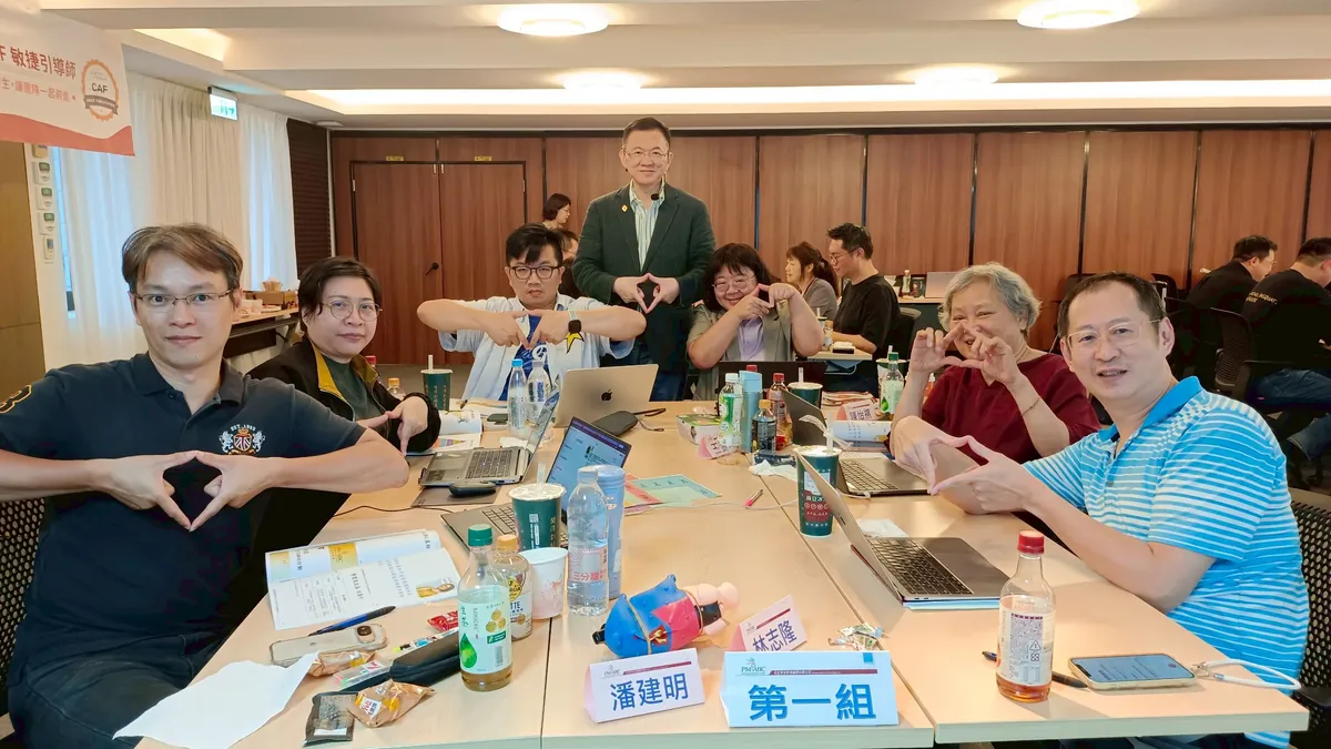 第一組學員與 Roger 老師合照