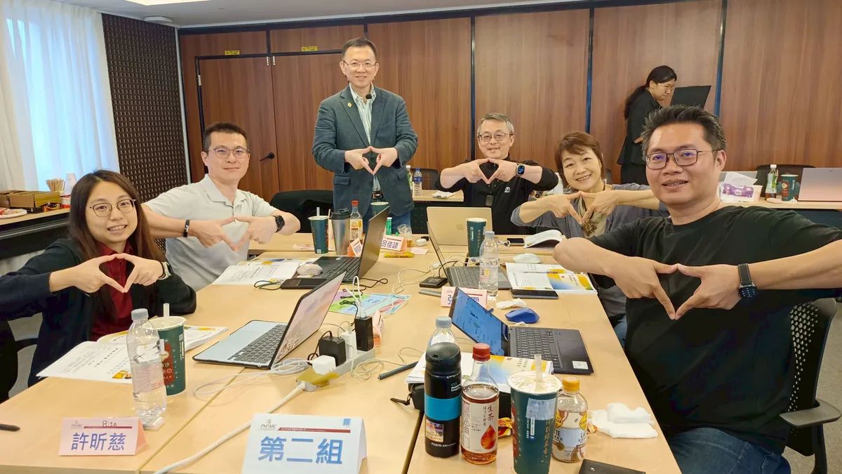 第二組學員與 Roger 老師合照