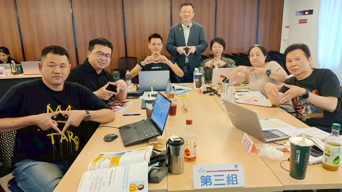 第三組學員與 Roger 老師合照