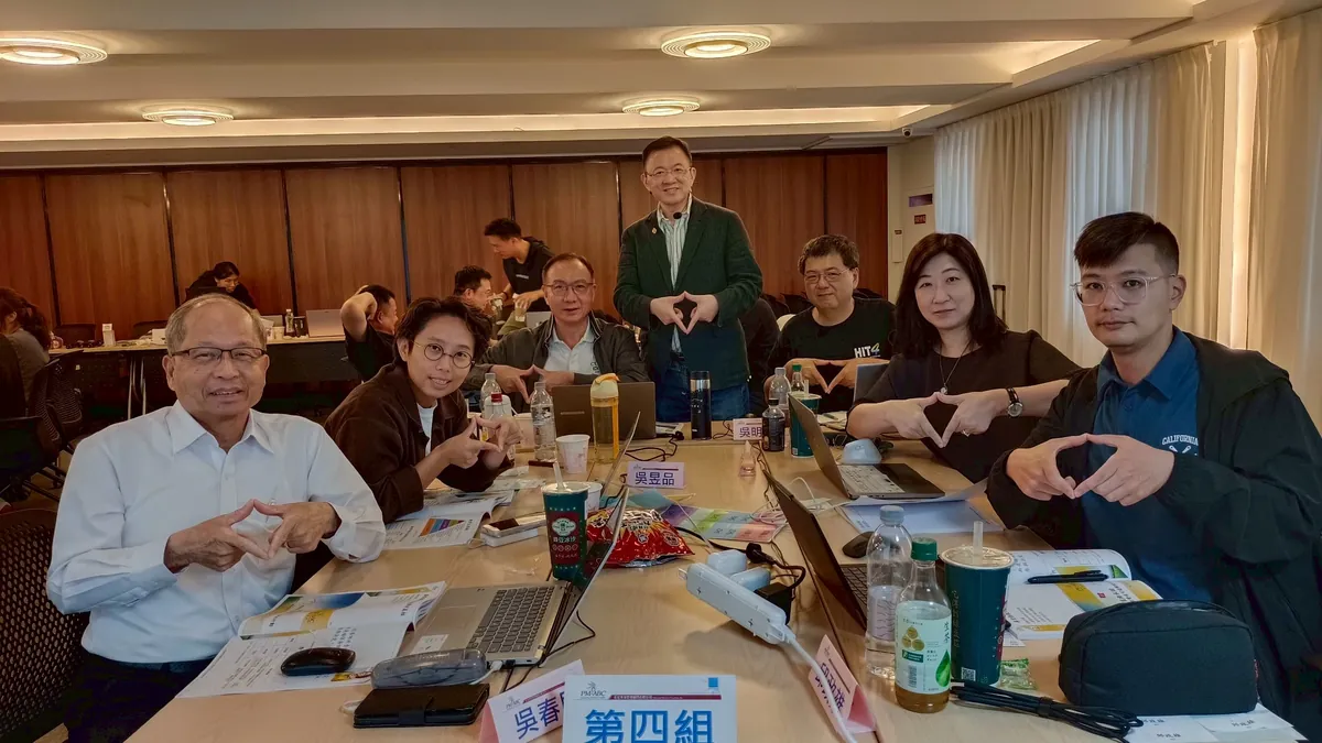 第四組學員與 Roger 老師合照