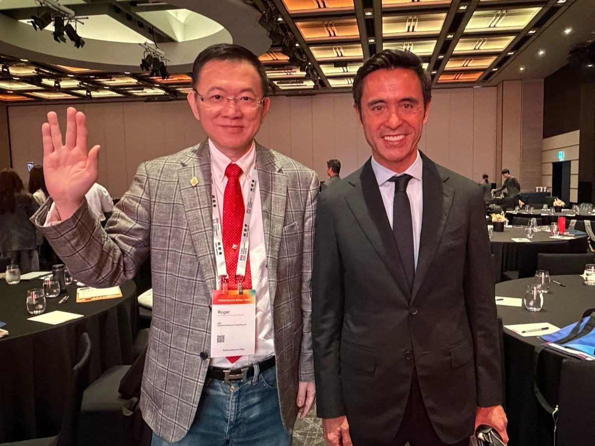 周龍鴻與 PMI 全球總裁 Pierre Le Manh 合影