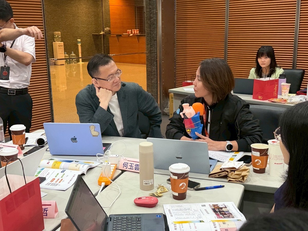 Roger 老師與高階主管示範產品競爭力對談