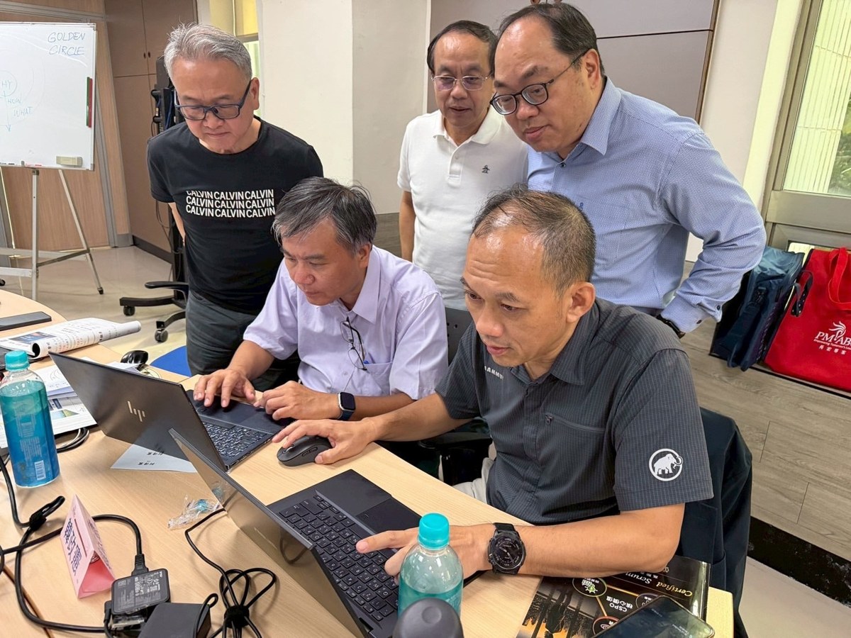 中華電信高階主管圍著筆電討論