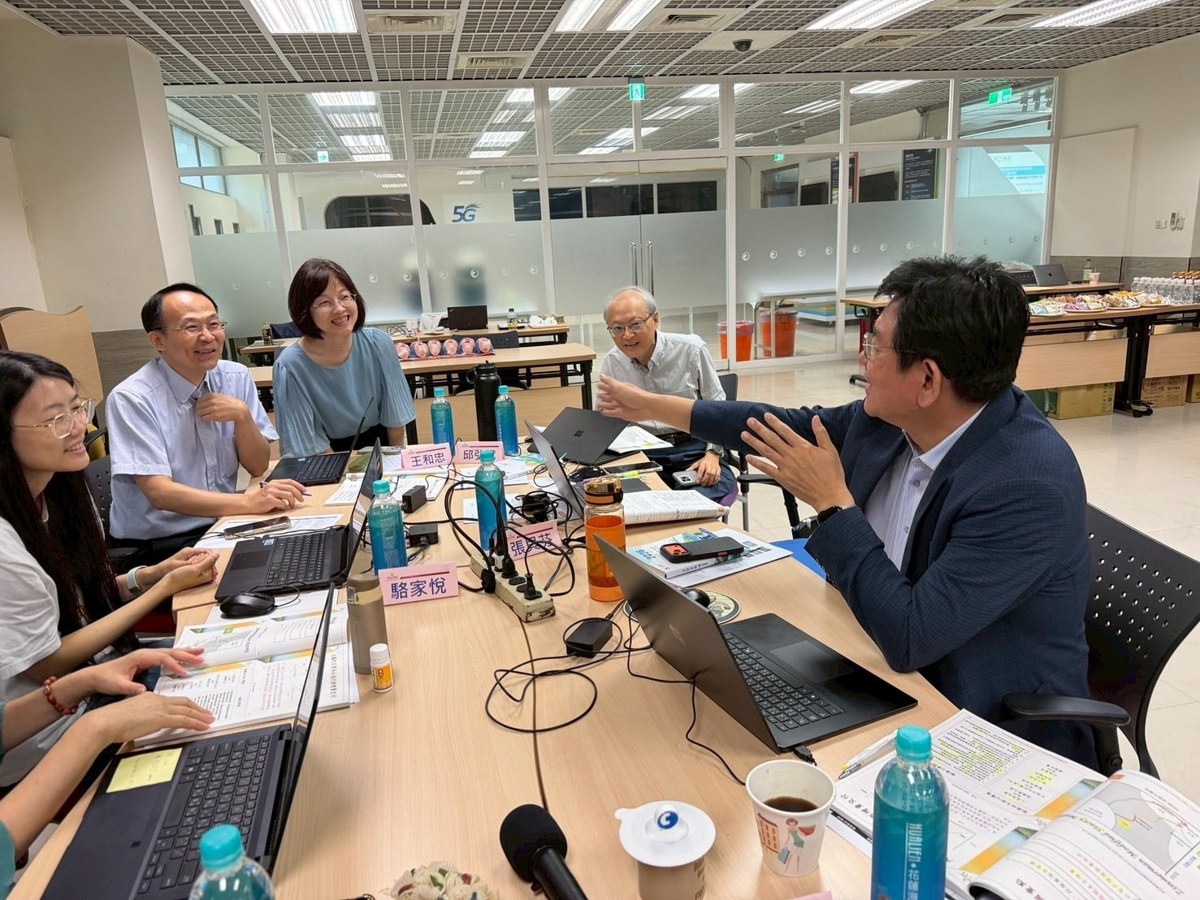 中華電信高階主管圍桌熱烈討論