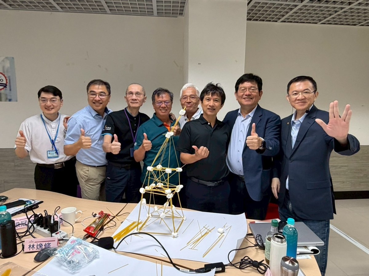 中華電信高階主管團隊合作蓋出高塔
