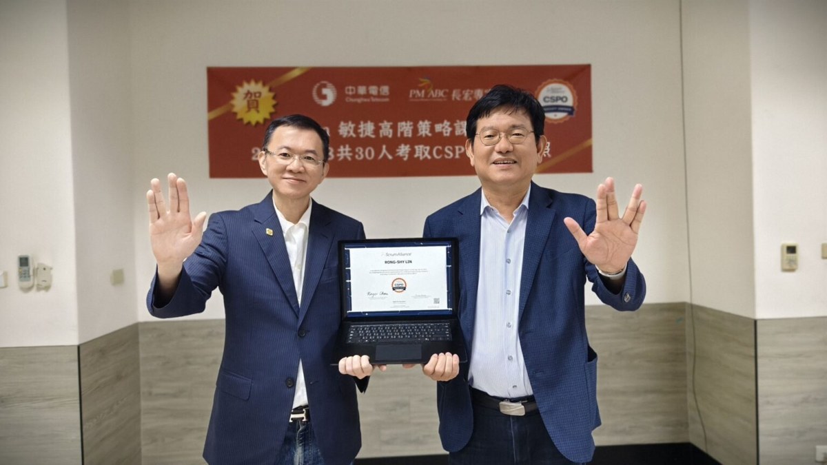 Roger老師與林榮賜總經理合影,慶賀取得CSPO認證