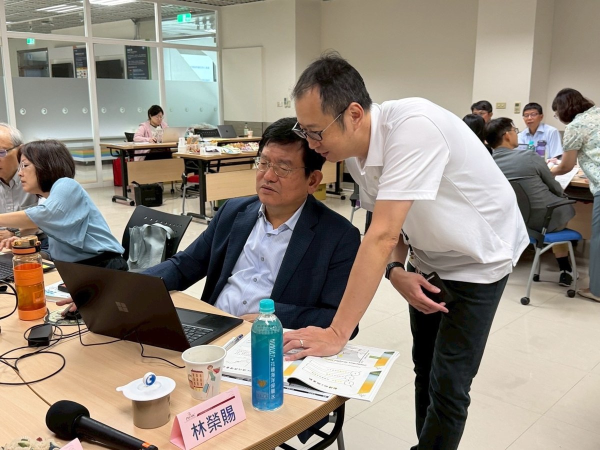 林榮賜總經理融入小組討論,Roger老師在旁協助
