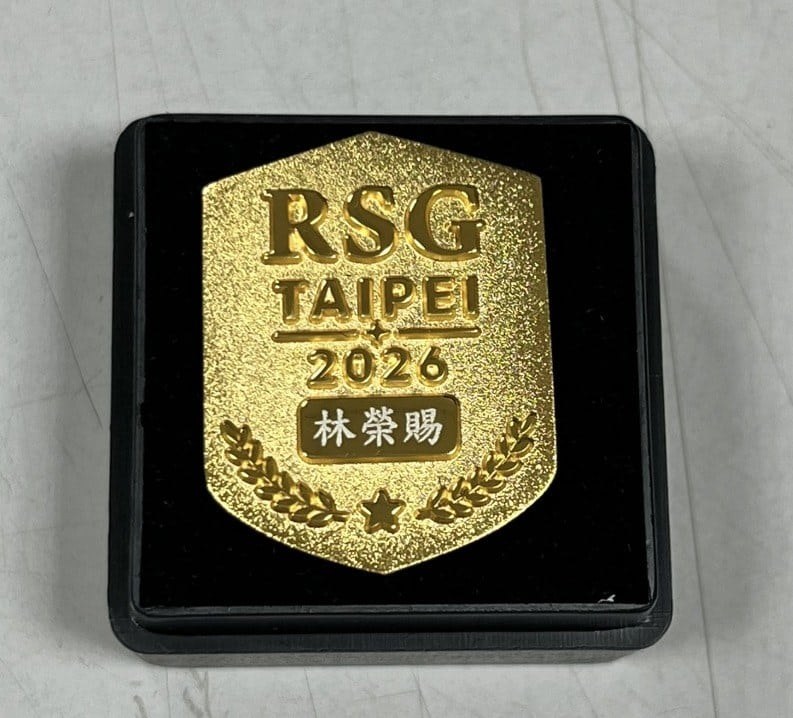 最終定案的黃金質感徽章,志工與貴賓人手一枚