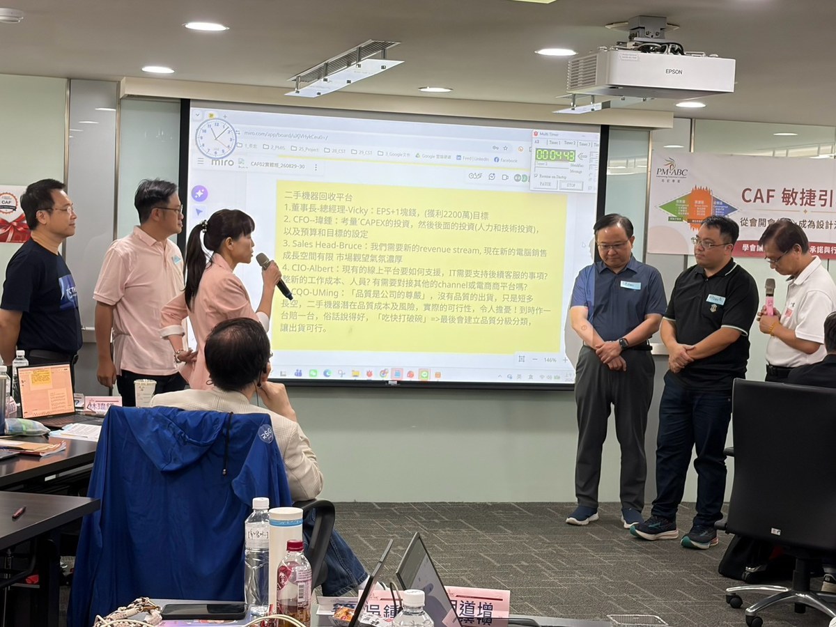 案例情境演練持續進行,全班圍繞決策情境展開角色扮演討論