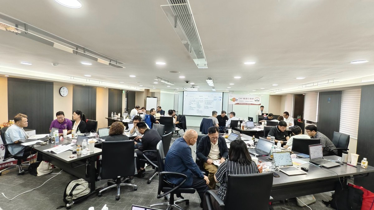 分組演練現場,學員舉手表達不同意見,練習讓每一種聲音都被聽見