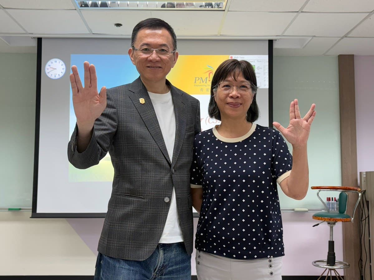 Roger老師與林美珠科長合照