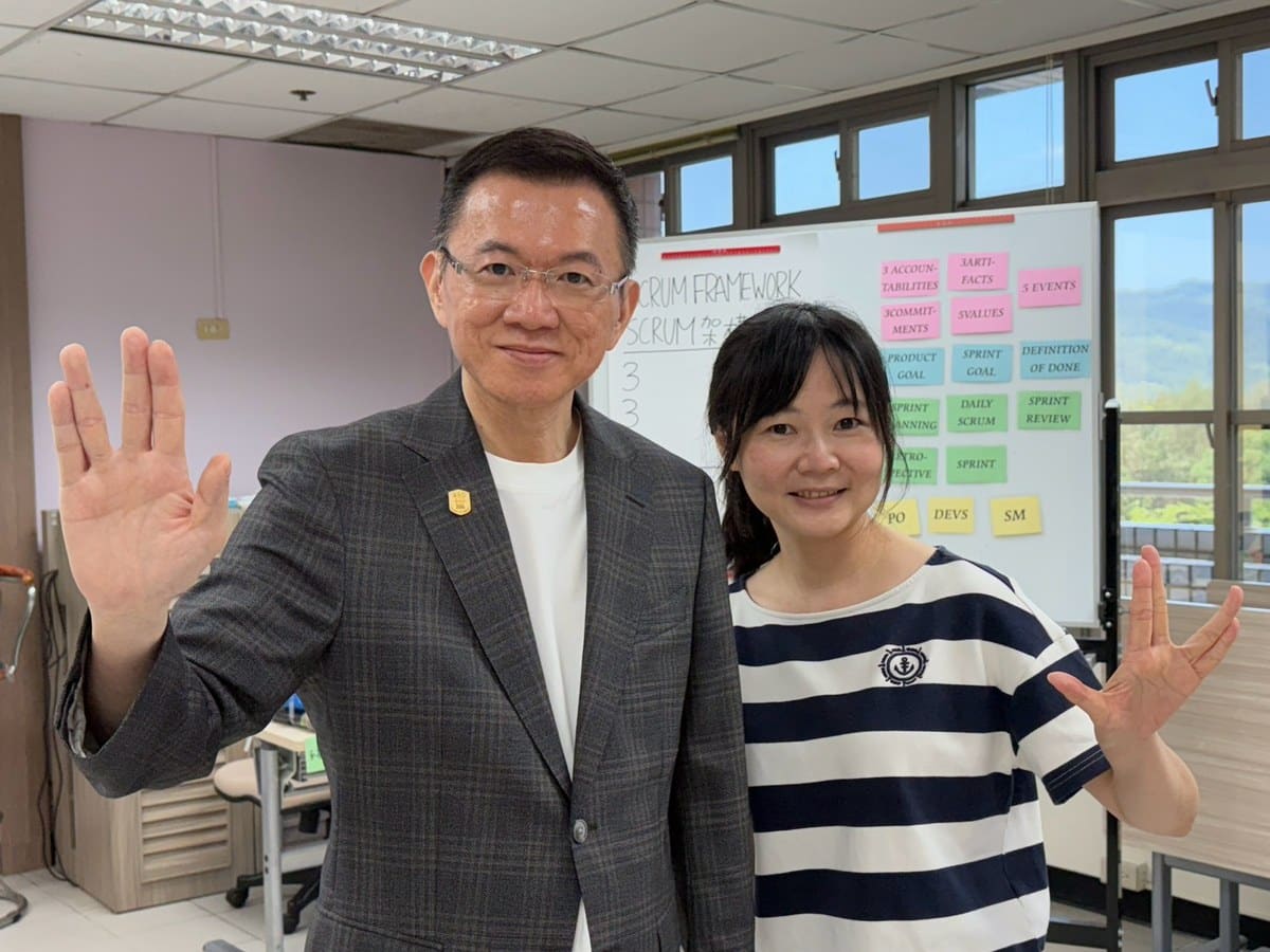 Roger老師與課務承辦人沈O甄合影