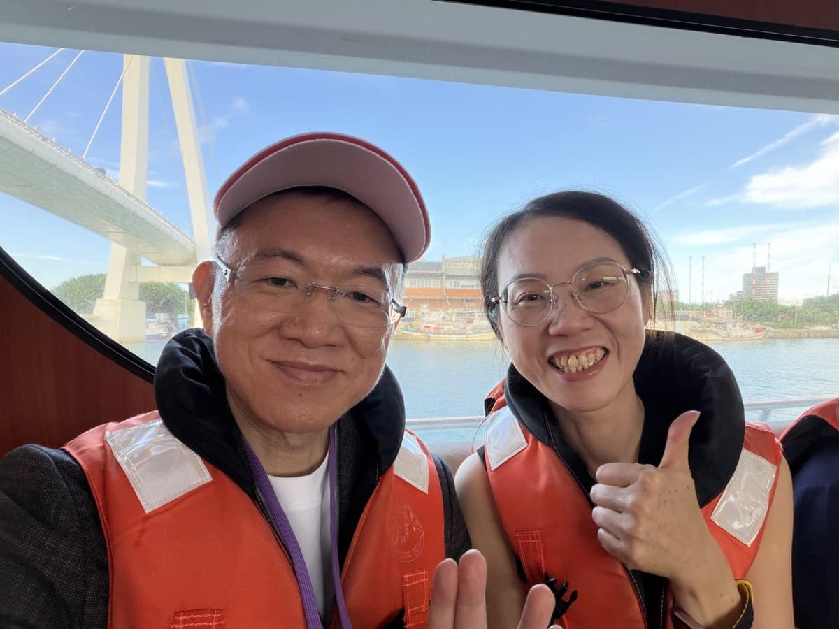 與台中分會亮亮合照,窗外是剛通車的淡江大橋。