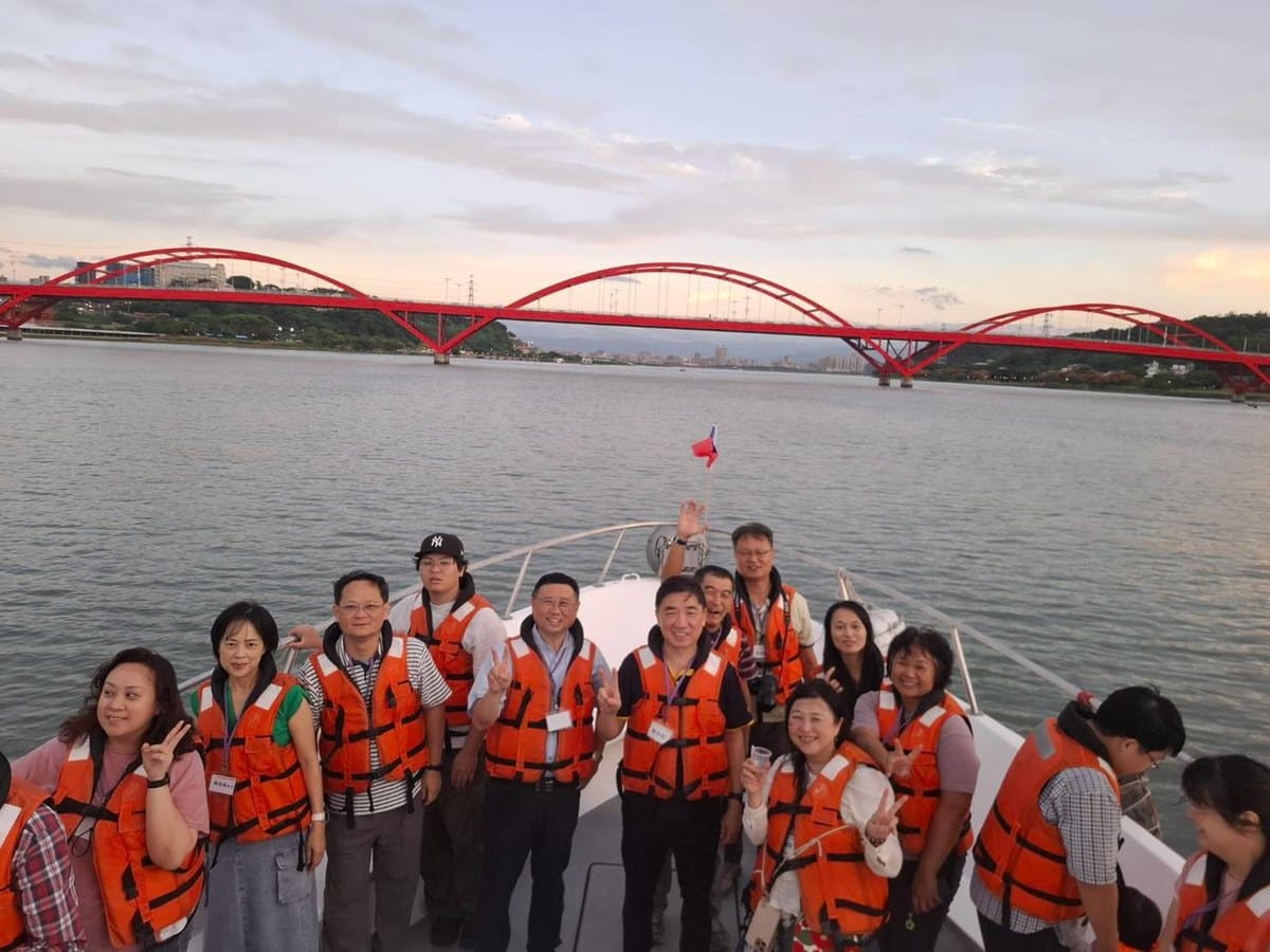 船首合影,背後是關渡大橋,天色正要轉橘。