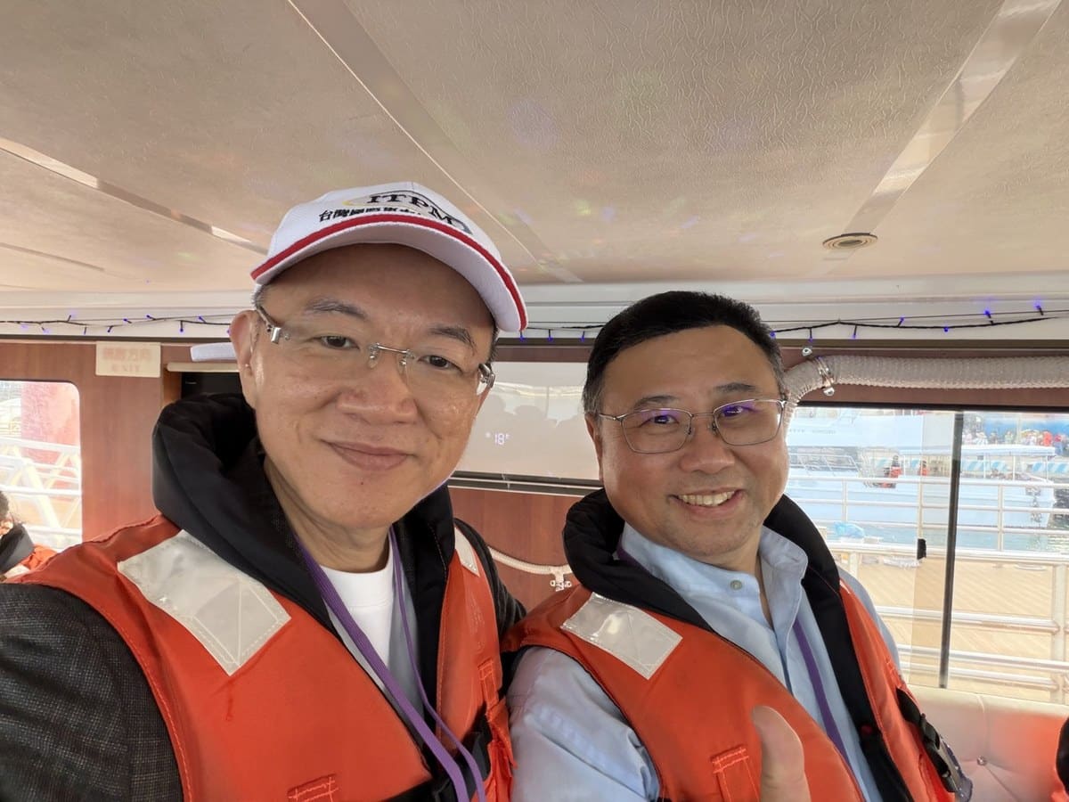 與第十一屆理事長林鴻志合影。